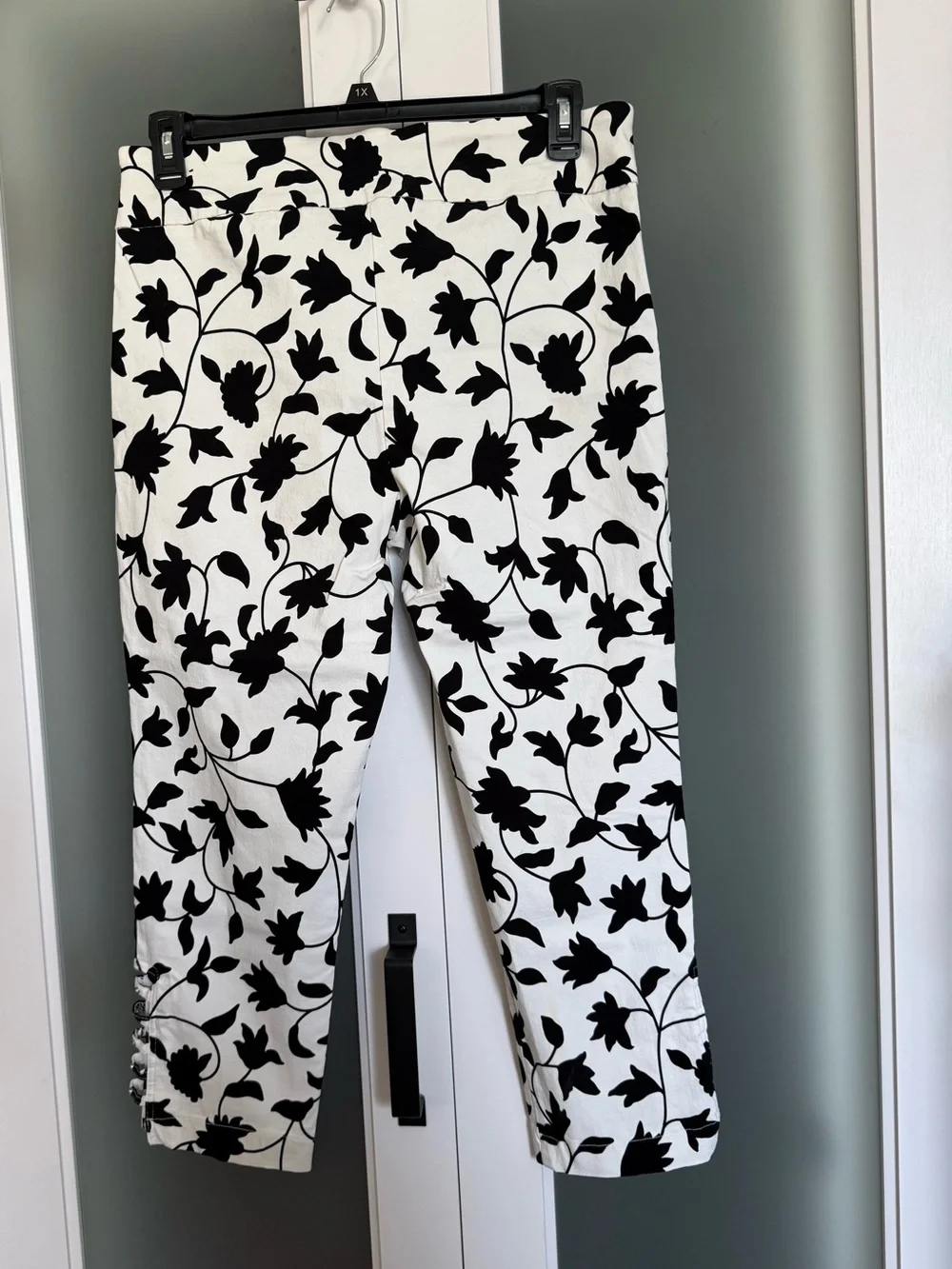 Attyre Black and White Floral Stretch Capris/Cropped Pants